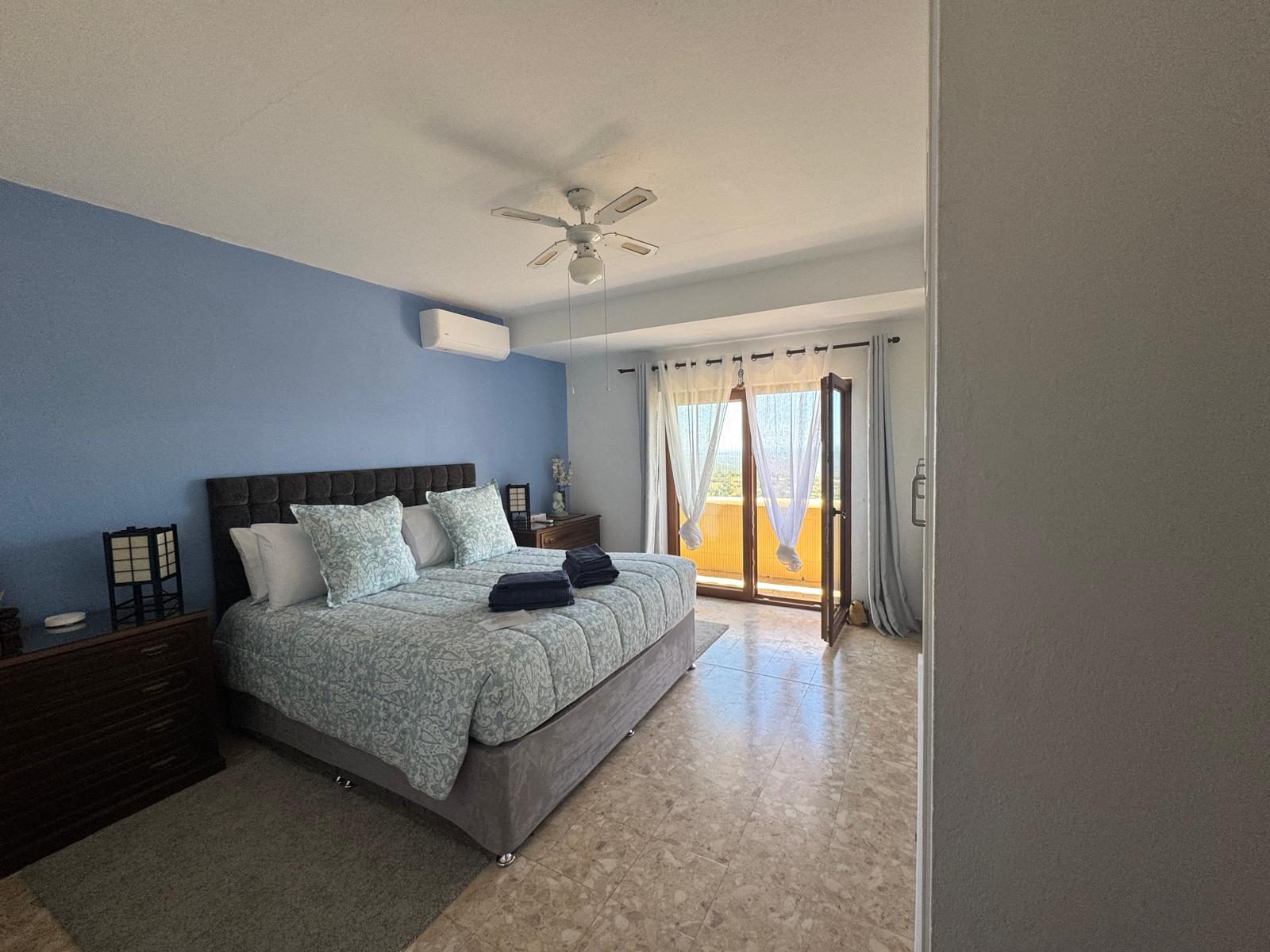 Casa das Rochas double bedroom with air conditioning and balcony