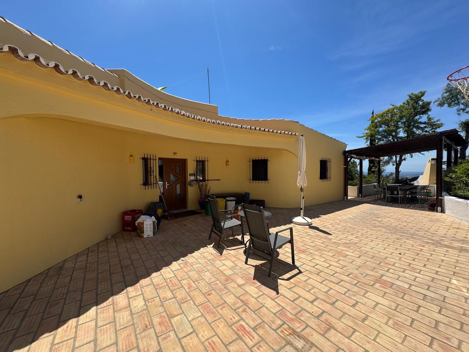 Casa das Rochas entrance and courtyard